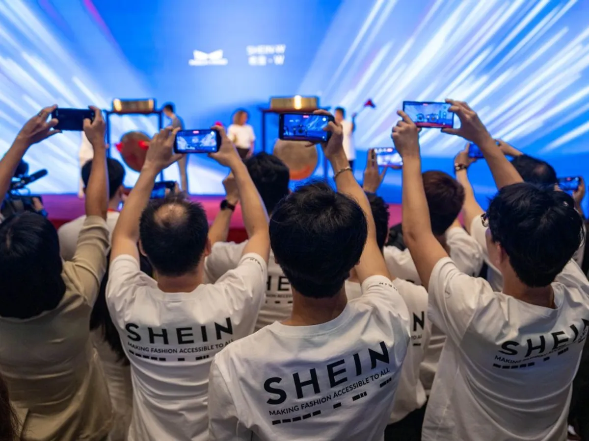 Acțiunile gigantului chinez Shein, prezent și în România, scad la debutul pe Bursa din Hong Kong