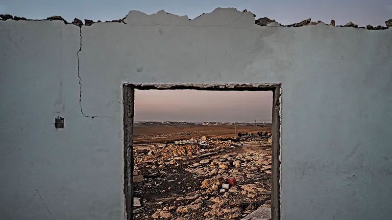 CASE ABANDONATE O proprietate palestiniană goală din Cisiordania ocupată. UNRWA estimează că aproximativ două milioane de locuitori din Gaza au fost strămutați.