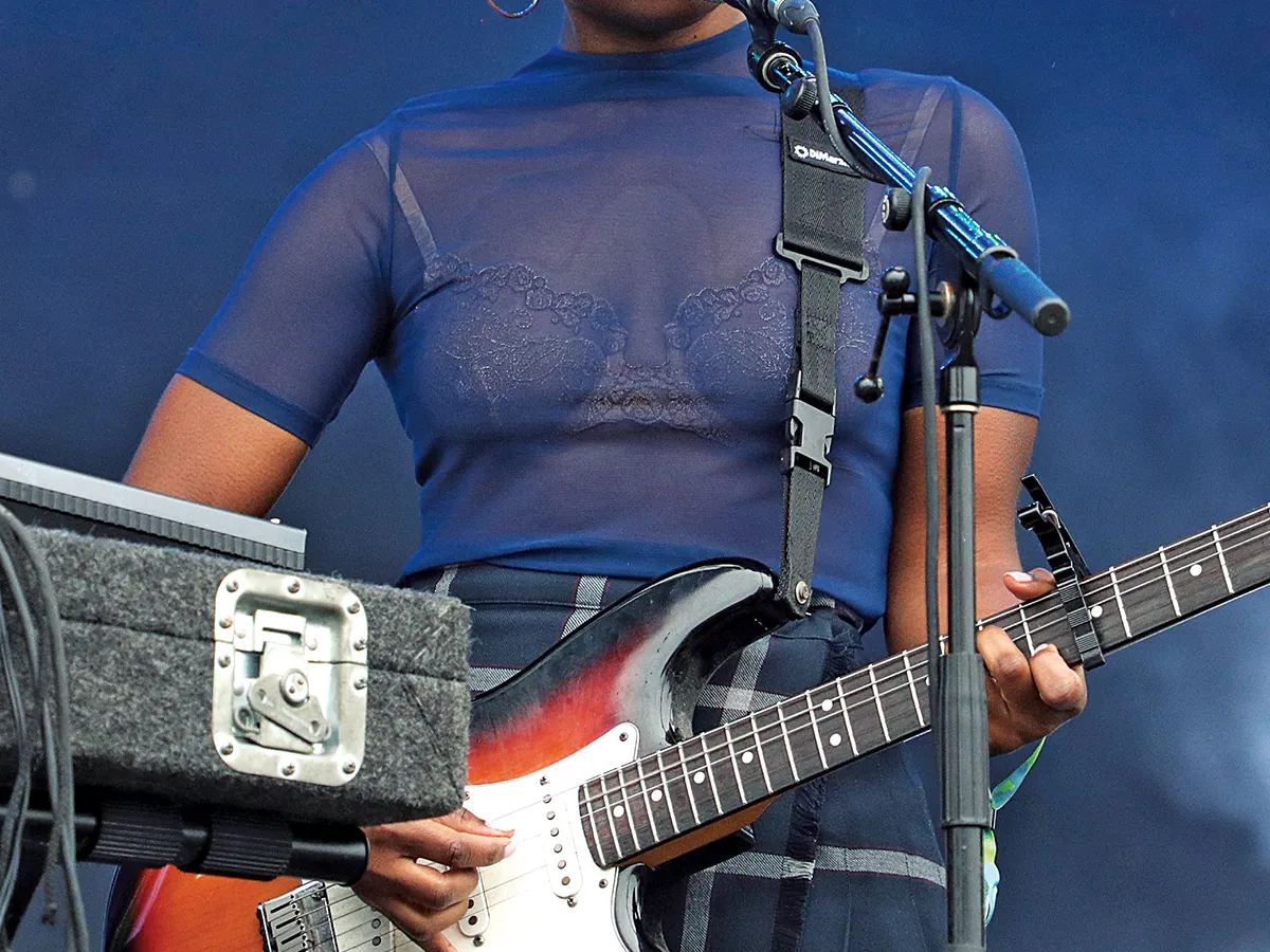SCHIMBĂRI Cântăreața și compozitoarea Laetitia Tamko, cunoscută și sub numele de Vagabon (pagina anterioară) și în concert la New York City în 2018