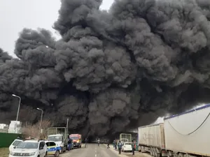 Incendiu uriaș la un depozit de materiale reciclabile din Buzău/FOTO: Digi24