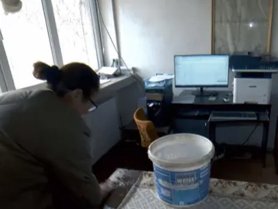 Imagini incredibile despre cum își bate joc statul de propriii angajați, care lucrează în sedii mizere. „În fine... suntem inventivi”