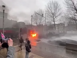 Protestatarii au dat foc unor cauciucuri Foto: Captură video Stirileprotv.ro