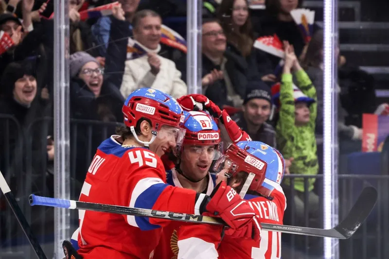 Moscova caută căi alternative de a juca hochei internaţional. Aici, un meci Rusia - Kazahstan, &icirc;n Channel One Cup, la Sankt Petersburg - Foto: Profimedia Images
