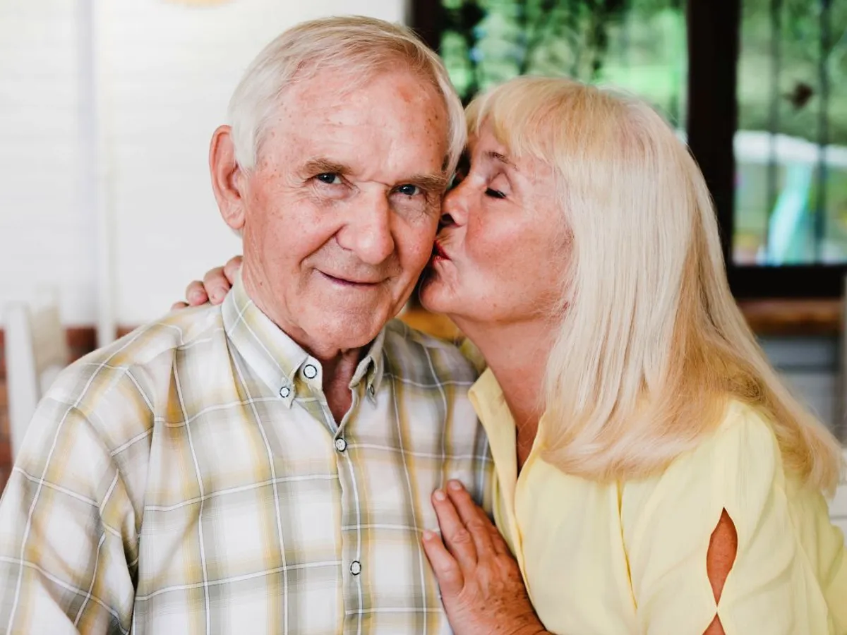 Cuplu în etate pozând veseli - Foto: Freepik/CC0