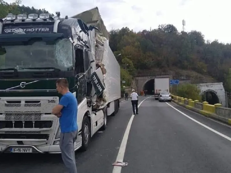 Accident grav! Două TIR-uri s-au „agățat” în Tunelul Bahna de pe DN6 - Foto: Facebook/Info Trafic 24