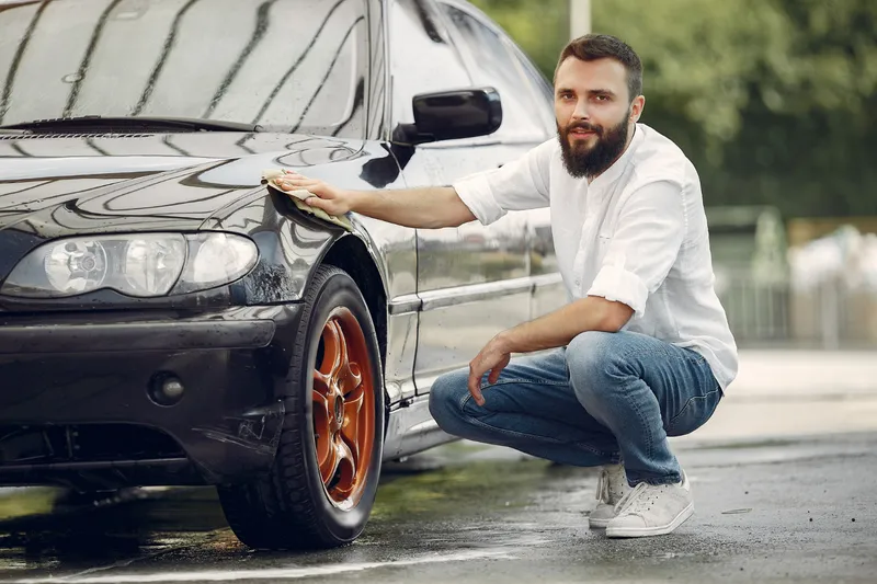 Bărbat l&acirc;ngă mașină - Foto: Magnific.com (Imagine cu rol ilustrativ)