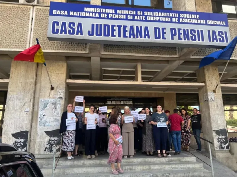 Angajații din Casa de Pensii au oprit, azi, munca. Mai intră pensiile pe card vineri sau întârzie? - Foto: Facebook