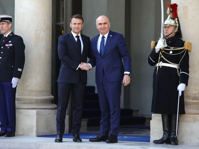 Macron și Ilie Bolojan - Foto: Profimedia Images