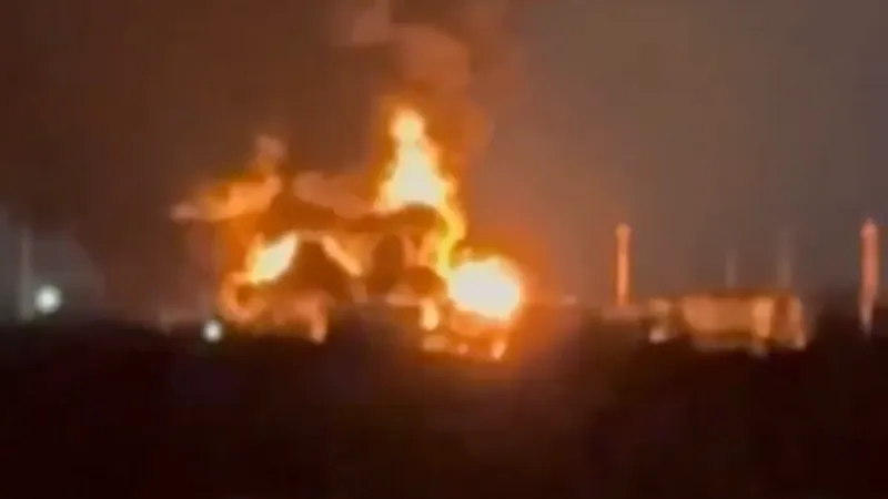 Dronele ucrainene fac prăpăd în Rusia. Depozitul de petrol din Engels, din nou în flăcări - Foto: X/ @kvistp - captura foto