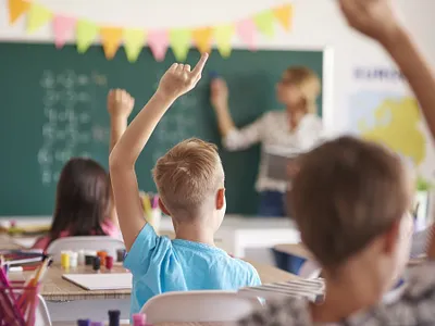 CCR a decis că profesorii pot fi plătiţi pentru 20 de ore ca pentru 18 ore de muncă - Foto: Freepik/gpointstudio