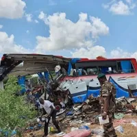 Tragedie după ce un microbuz a căzut peste un pod. 31 de oameni și-au pierdut viața - Foto: BBC