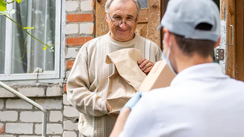 10.000 de poștași vor ajunge cu pensie la ușele pensionarilor. Începe de azi distribuirea pensiilor Foto: Freepik (fotografie cu caracter ilustrativ)