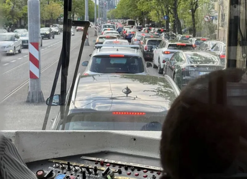 Linia tramvaiului 5, &icirc;ngrădită cu 5.000 de st&acirc;lpișori, din cauza șoferilorFoto: Facebook / PMB