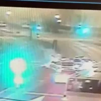 Momentul când o mașină de poliție este lovită de un taxi, la Timișoara. Sursa: captură video