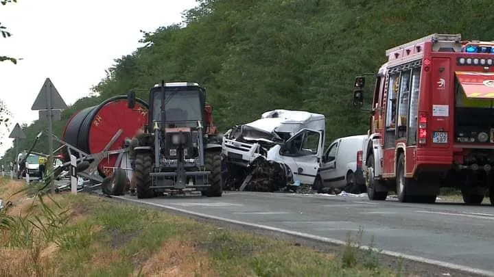 Un microbuz cu români s-a înfipt în remorca unui tractor în Ungaria: 2 morți și 9 răniți. / Foto: Info Trafic 24, Facebook