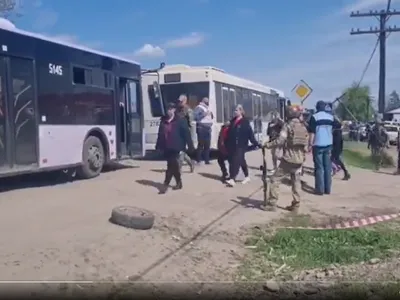 VIDEO Momentul în care civilii asediați la Mariupol sunt evacuați după 65 de asediu al armatei ruse