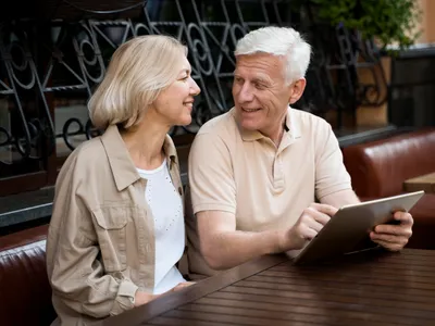 Pensionari la pensie în parc - Foto: Freepik