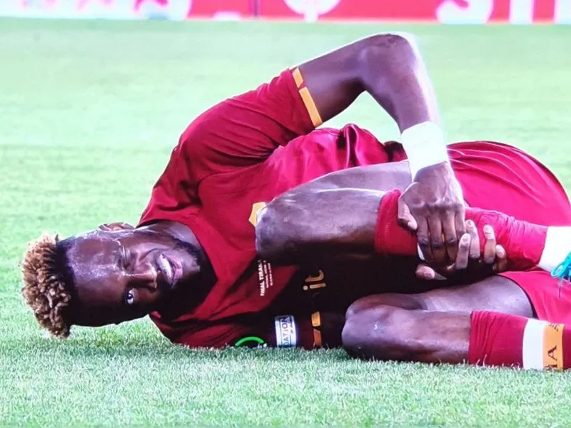 Atacantul AS Roma Tammy Abraham s-a tăvălit ca în filme în finala Conference League. / Foto: captură video