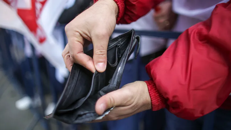 Românii vor trebui să plătească impozit de 70% dacă nu fac acest lucru. Banii de la nunți, în vizor - Foto: INQUAM Photos/ Octav Ganea