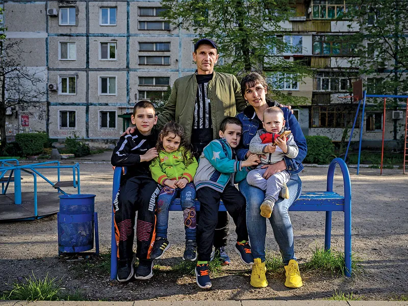 Familia Pocinok - Artur (10 ani), Kira (4 ani), Serghei (44 de ani), Nazar (8 ani), Olesia (34 de ani) și Glib (1 an) - după ce a fugit din Mariupol, care a fost asediat timp de săptămâni, în aprilie