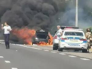 O maşină a luat foc în mers pe Autostrada Soarelui. Vizibilitatea este scăzută din cauza fumului - Foto: Facebook/ Info Trafic București și Ilfov