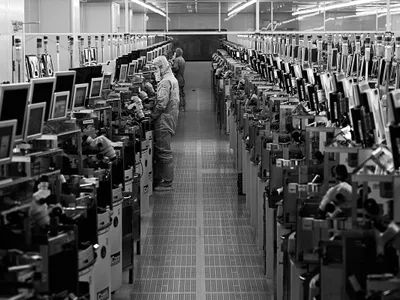 AMBIȚIA AI Tehnicienii lucrează la echipamente de procesare a cipurilor într-o fabrică din Suqian, estul Chinei, în cursa pentru a deveni lider în domeniul inteligenței artificiale