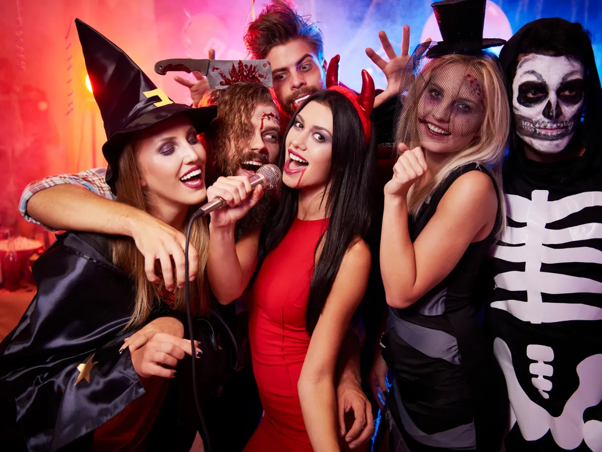 Persoane la o petrecere de Halloween - Foto: Freepik (rol ilustrativ)