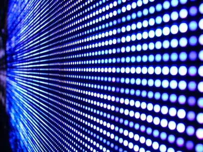Lumina ca artă: cum să creezi atmosfera perfectă cu bandă LEDuri, lustre LED și spoturi LED
