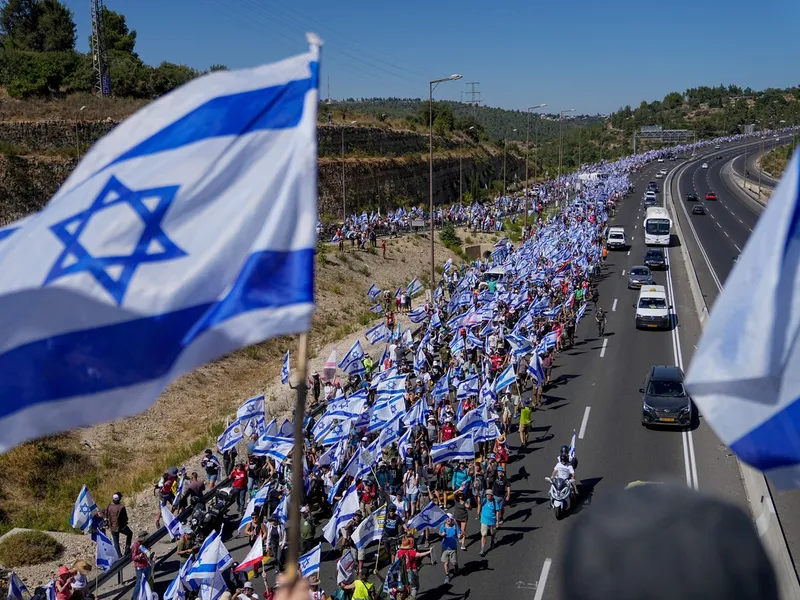 Mii de israelieni mărșăluiesc pe o autostradă spre Ierusalim în semn de protest față de planurile guvernului premierului Benjamin Netanyahu de a revizui sistemul judiciar - Foto: Profimedia Images