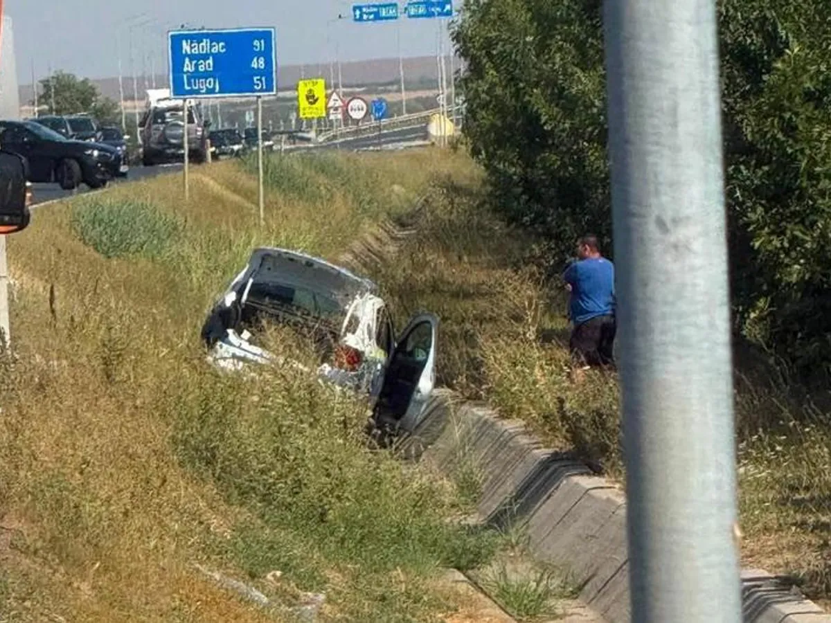Maşină de Poliţie, lovită de un autoturism şi aruncată într-un şanţ. Ce amendă a luat șoferul - Foto: News.ro