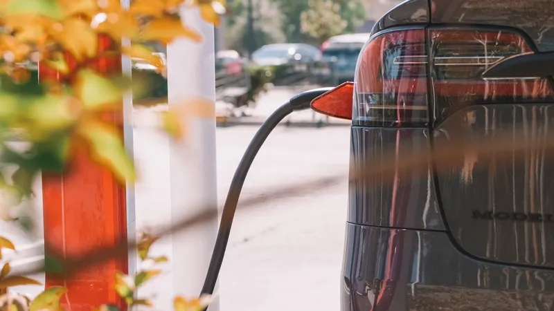 Electrificarea modifică legea: Stațiile de încarcare pentru mașini, fără autorizație de construire. / Foto: pexels.com