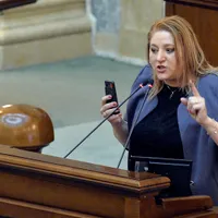 Șoșoacă, nou circ cu masca în Senat. Și-a pus-o după ce un senator a sunat la 112 din plen. / Foto: stirileprotv.ro