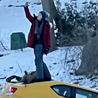 O canadiancă își face un selfie în timp ce mașina sa se scufundă într-un râu înghețat/FOTO: cnn.com