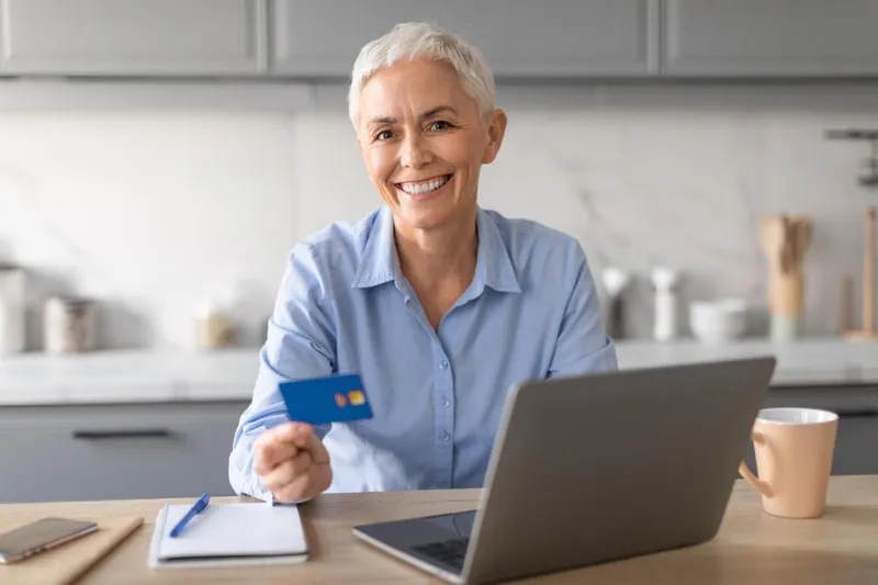 Pensionară cu pensia pe card - Foto: Freepik