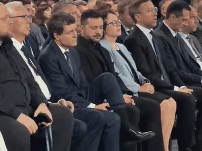 Nicușor Dan, surprins când își aranjează șosetele, la Summitul din Ucraina. Reacția lui Zelenski a devenit virală