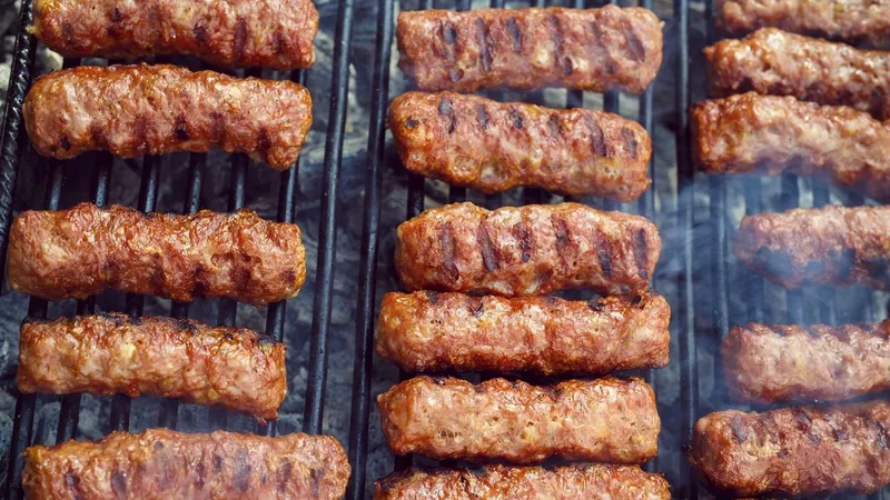 Cum se făceau micii acum peste 100 de ani - Foto: Facebook/Transilvania FOOD - cu rol ilustrativ