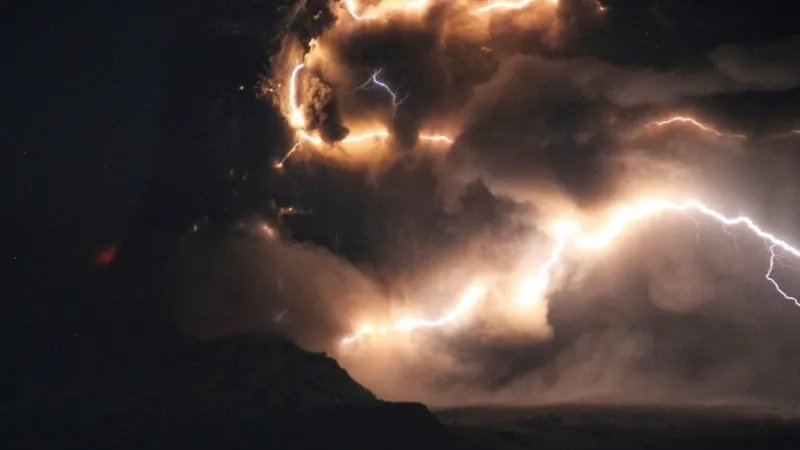 Cutremur de 7 grade, urmat de o erupție a vulcanului Shiveluch, în Rusia. Cerul s-a întunecat - Foto: Profimedia Images