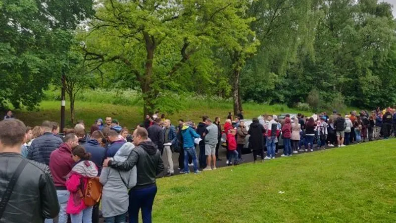 Cozi impresionante la vot în Birmingham. FOTO: Mihail Iordan
