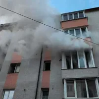 Bloc în flăcări, de la o lumânare aprinsă. Un apartment distrus total, o piscă a murit - Foto: ISU