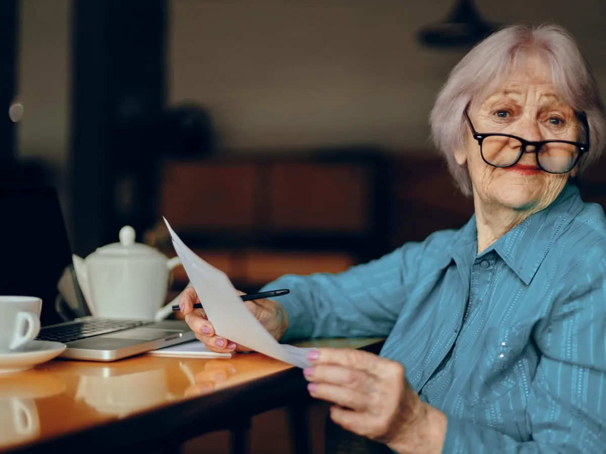 Pensionară cu documente Foto: Freepik (rol ilustrativ)