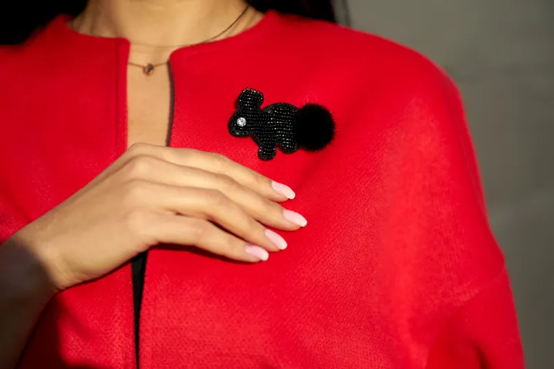 Femeie care poartă o broșă - Foto: Freepik (Imagine cu rol ilustrativ)