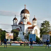 Clopotele Bisericii Cașin se aud atunci când se joacă rugby pe Stadionul Arcul de Triumf Foto: Dragoș Păscăneanu