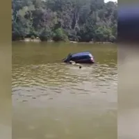 O șoferiță care a plonjat cu mașina în lacul Ciric din Iași a fost salvată de un polițist local Foto: captură video