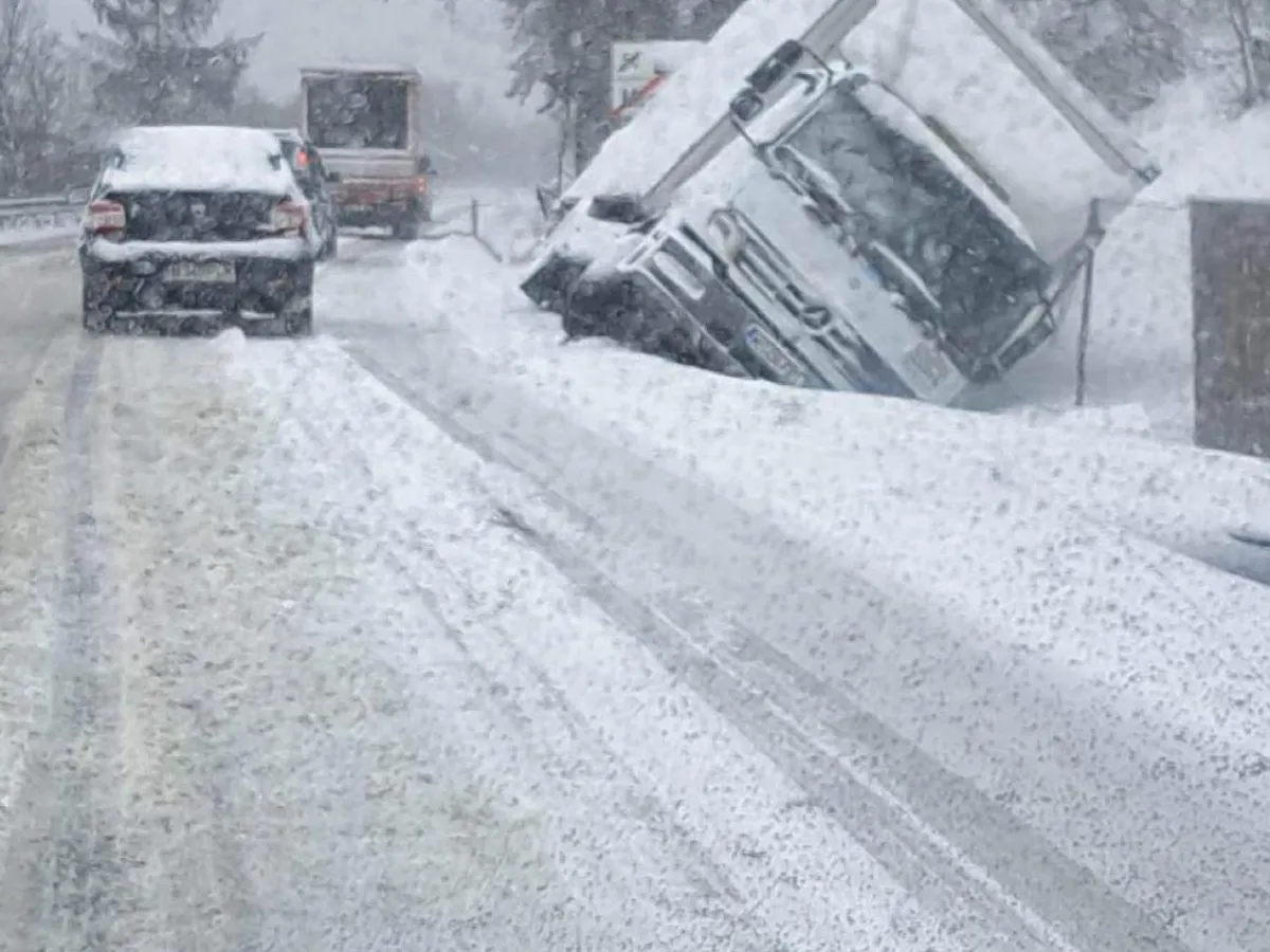 Accident în zona Borsec din cauza zăpezii de pe carosabil. - Foto: Facebook/Info Trafic 24