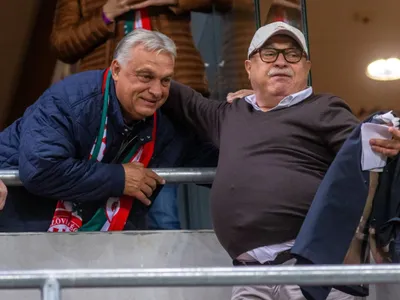 Viktor Orban, în tribună, urmărind un meci al Naţionalei Ungariei, împreună cu bunul său prieten, afaceristul Sándor Csányi - Foto: Profimedia Images