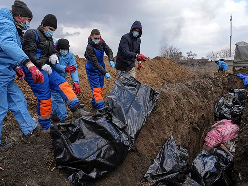 Cadavrele victimelor din Mariupol, îngropate într-o groapă, în timp ce rușii continuă genocidul/FOTO: cnn.com