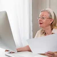 Dosarele noi de pensie se acordă după o anumită ordine. De ce întârzie plățile pentru pensionari? Foto: Freepik (fotografie cu caracter ilustrativ)