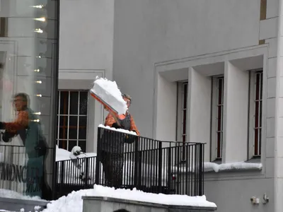 METEO Amendă 500 lei dacă arunci zăpada pe trotuar de la balcon. Unde o poți depozita? - Foto: Freepik (Imagine cu rol ilustrativ)