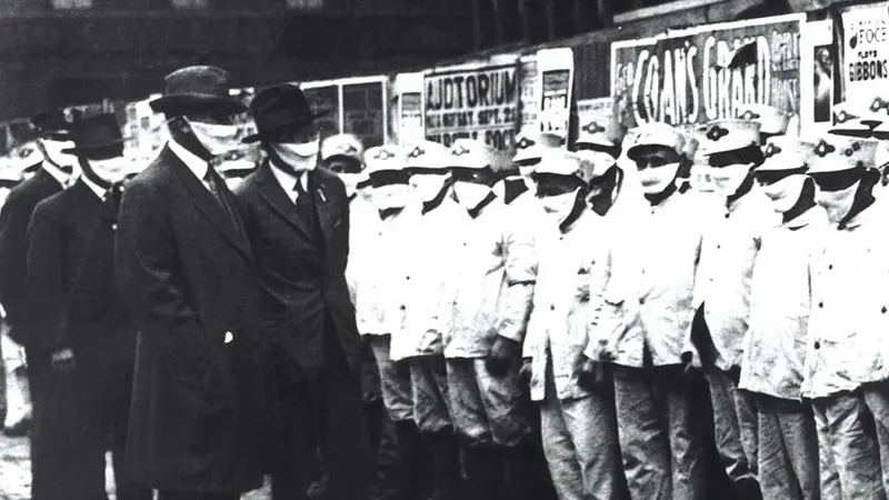 Gripa spaniolă a ucis peste 50 de milioane de oameni. Măturătorii din Chicago sunt controlați să nu fie infectați, în 1918 - Foto: Getty Images