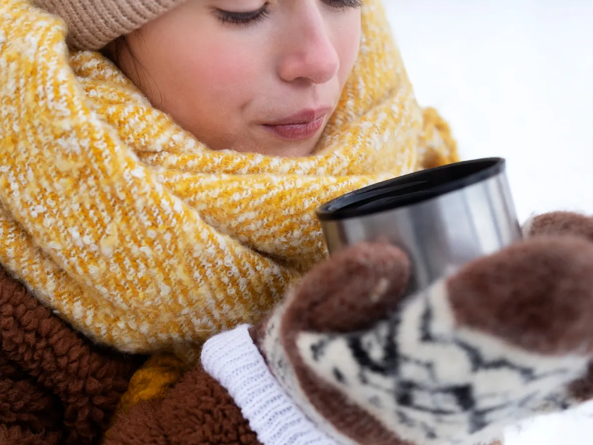 Femeie care bea ciocolată caldă - Foto: Freepik (Imagine cu rol ilustrativ)